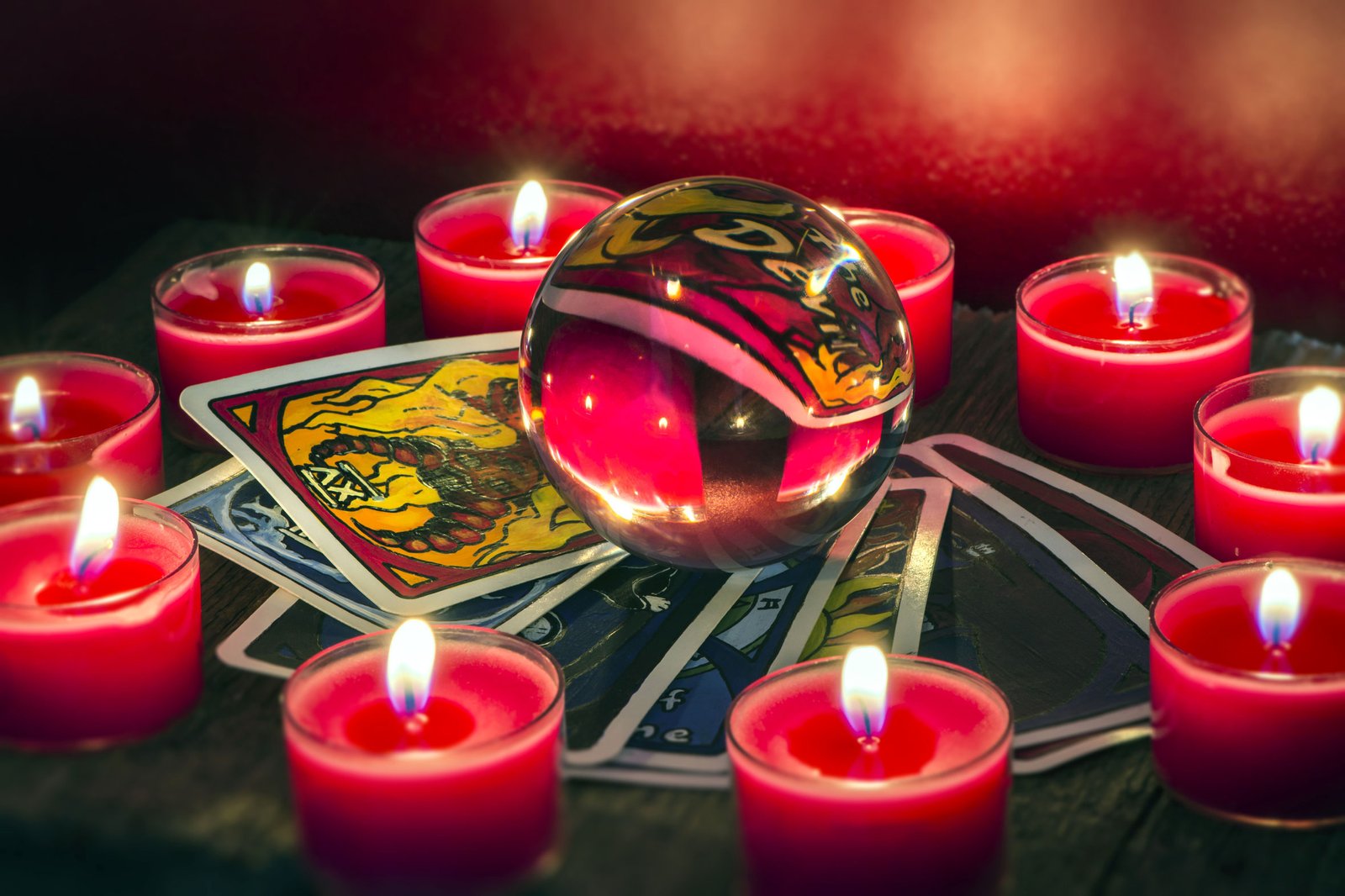 Image de cartes entourées de bougies